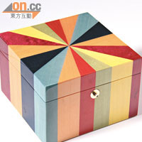 ERCOLANO的方形飾盒，四平八穩，內有兩層，表面則以木製幾何線條作粉飾，感覺年輕，最啱青春常駐的媽媽。$4,500（a）