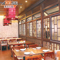 深棕色設計，門前恍如泰式涼亭般，內裏則帶Resort風情，是間環境舒適的正宗泰菜館。
