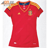 女裝球衣 （西班牙）的設計較為修身。<BR>售價：$ 339 （b）