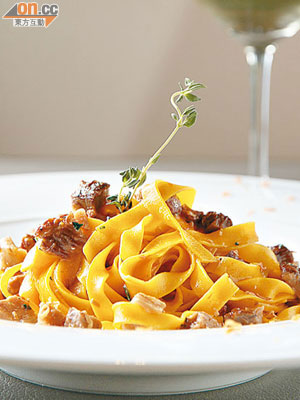 Fettuccini $168<br>傳統的羅馬菜，自製意大利麵蛋味很重，質感富彈性；豬肉厚切亦有咬口，肉香滿滿，滋味無窮。