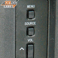 可透過機側一系列操控掣來控制開關、轉台、音量及進入菜單。