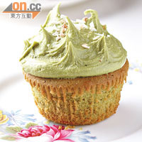 Matcha Cupcake $20（d）<Br>川善茶居精巧製作，綠茶味海綿蛋糕上有抹茶忌廉，軟綿幼滑，滿口茶的芬芳，好看又好吃。