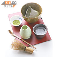 抹茶道的用具基本有茶碗、茶篩、木茶匙和茶掃。