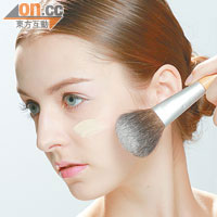 For Normal Skin<br>中性肌膚可在全面塗搽補濕粉底液後，再以碎粉定妝，能令妝容保持一整天。