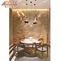 半開放式的Private Area，石紋牆身配合燈光師設計的燈效，營造粗獷原始感覺。