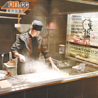 大家可以在餐廳入口處的透明玻璃房，看到師傅即席示範磨粉、篩粉、搓粉等製麵工序。
