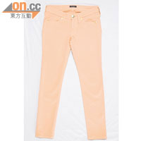 粉橙色貼身長褲$1,990（b）