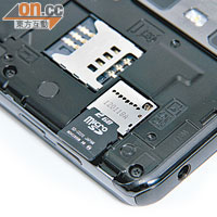 可插microSD卡，但要拆掉電池蓋先換到。