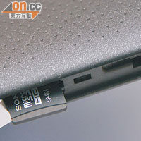 防塵蓋內有microSD卡槽，插卡睇片更方便。