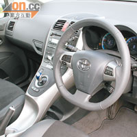 駕駛席及中控台設計簡約，容易使用。