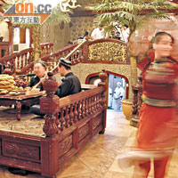 餐廳的正中間設有一個小演奏台，每日都有傳統的木卡姆歌舞表演在這裏上演。