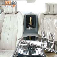 由於變成雙座位設計，後座中央特設香檳製冷櫃，凸顯奢華。