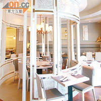 餐廳裝潢雅致，米白色為主調設計讓人感覺舒適，中央還有優雅廂房。