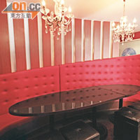 西餐廳部分環境雅致，有仿水晶吊燈、紅色皮梳化，而且大多是闊落卡座，坐得舒服。