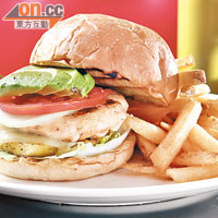 Atlantic Tuna Patty Burger $108<br>這菜帶Fusion意味，將吞拿魚肉切碎，再以葱花和日本豉油調味並手打成魚餅，鮮味中帶甜，配上BBQ醬及芝士，濃淡帶層次。