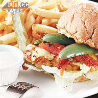 Grilled Chicken Breast Burger $108<br>雖然用雞胸肉，但一點也不乾，加上用水牛城醬汁醃過，超惹味；配Mozzarella芝士、燒燈籠椒、墨西哥辣椒和藍芝士醬，辣勁十足。