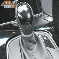 波箱為六前速自動型號，駕駛者亦可借助軚盤撥片介入操作。