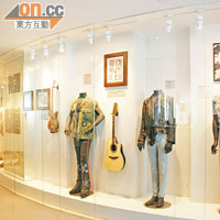 酒店內擺放了大量搖滾樂名人的招牌服飾及樂器作展覽。