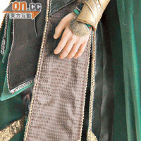 長袍的正、背面跟足電影設定，以不同顏色的物料縫合。