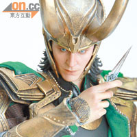 奸人多有暗器，Loki就有把銀匕首。