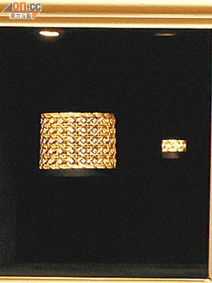 置於牆壁上的Dior高級珠寶系列。