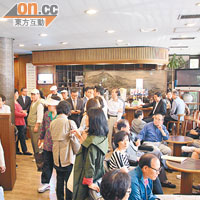 每逢用膳時間，餐廳大堂便會擠滿等位的人潮。