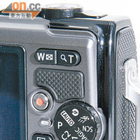 機背轉盤設有兩個自訂模式，可記錄常用的拍攝風格。