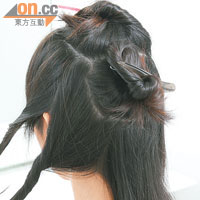 為方便捲上髮卷，可將頭髮分成頭頂和髮尾兩部分。