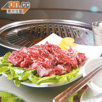 烤牛裏脊肉 $178/100克<BR> 韓國入口的牛柳，是牛最嫩滑的部分，每隻400公斤的牛只有5公斤，肉質特腍且幼嫩，滿嘴肉香。