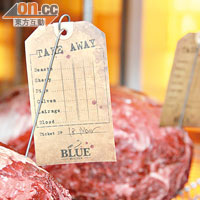 每件熟成的牛肉會掛上一個牌子，寫上熟成日期，廚師會按客人喜好挑選。