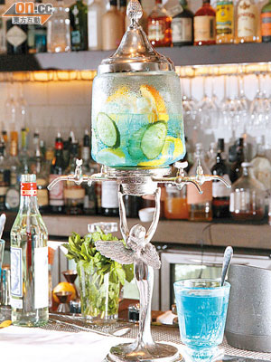 The Blue Absinthe Fairy $695<BR>用白酒、苦艾酒和Gin酒等調製，還加入青瓜及鮮橙片，鮮藍色的賣相很吸引，其實酒精度很高，每晚只供應一份，要喝請早。