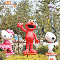 Hello Kitty、Elmo和Snoopy早已在主題區外恭候，留意Hello Kitty是黐了假眼睫毛的！