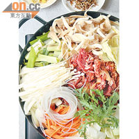 韓國傳統燒牛肉 $190（中），$250（大）<BR>牛肉以自製月桂葉醬料先醃，吊出牛香卻沒有臊味，配上白菜、洋葱、金菇、大葱等同吃，豐富不膩，牛迷必試。