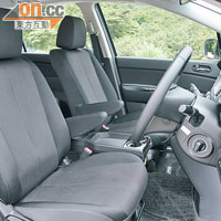 一雙前座沿用高承托力設計，另備有手枕提高舒適度。