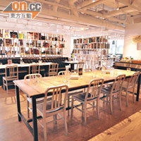 餐廳「吃吧」空間寬敞得像圖書館，後面的架放滿了書本、漫畫與玩具公仔。