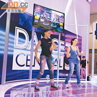 Microsoft為《Dance Central 3》預留兩個試玩台，玩家跳得勁High。