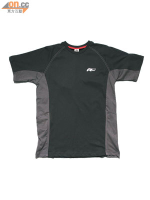 R系列T-Shirt $468<br>男裝R系列T-Shirt以黑色為主，左胸前則印有白色R Line徽章，非常Sharp醒。