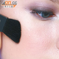 在眼肚下或眼尾C字位掃上光影粉或珍珠白色眼影作Highlight。