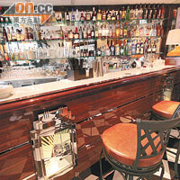 九龍廳是間摩登中菜廳，店內設置酒吧，是不少中產名人吃飯品酒熱點。