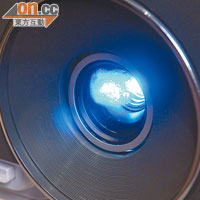 鏡頭支援投影26~300吋屏幕，配合2,200流明，畫面亮麗清晰。