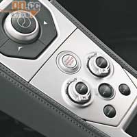 行車模式及底盤操控系統可透過中控台上的旋轉按鈕設定。