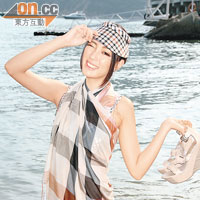 House Check scarf（當作top）　$2,990<BR>Printed scarf（當作micro-mini）　$1,390<BR>Sun visor$650