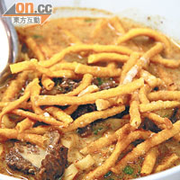 咖喱麵條炸得金黃香脆，浸在辣度適中的咖喱汁簡直絕配，售30 Baht（約HK$8）。
