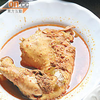 咖喱走地雞脾，鮮味肉質嚼勁十足，售120 Baht（約HK$30）。