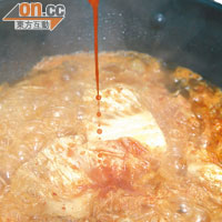 2. 泡菜汁用來炒飯、煮湯和炒肉片等，都有助提升菜式色澤及味道。
