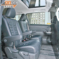 中排採用Captain Seats獨立設計，附設伸縮腿墊提升舒適度。
