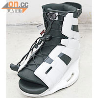 Ronix District Boots採用Open Toe設計，售價也較相宜。<BR>售價：$3,200