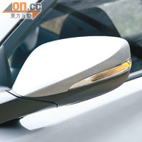 側鏡殼顏色跟車身一致，末端加有LED指揮燈。