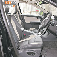 駕駛席設有電動調校，輕易便可調校出合適位置。
