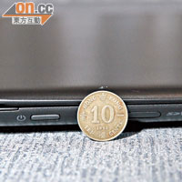 和一毫子硬幣相比，Aspire S5最厚部分只得15mm。